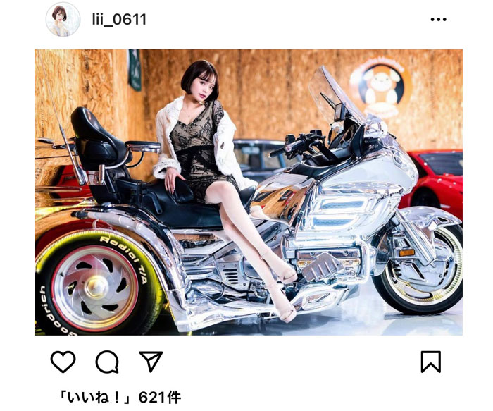 レースクイーン・梨砂子、大型バイクで美脚を組んで悩殺ポーズ。「おみ足が、、素敵です」とファン歓喜！