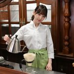 堀未央奈、笑顔でコーヒーを淹れる姿に「かわいい…!」「笑顔にキュンキュン」