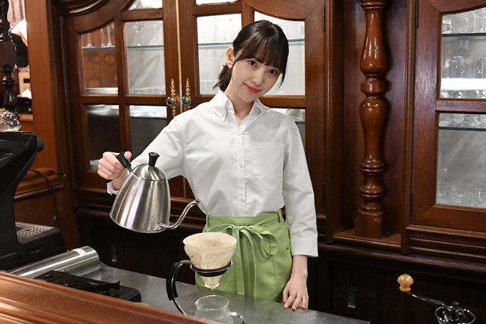 堀未央奈、笑顔でコーヒーを淹れる姿に「かわいい…!」「笑顔にキュンキュン」