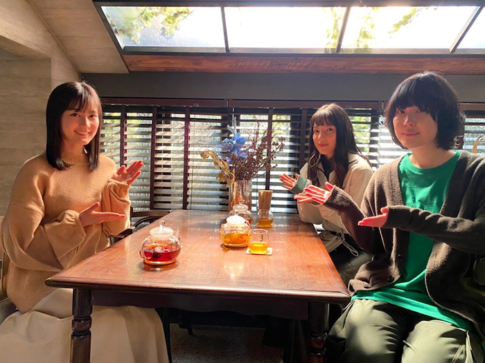 ドラマ『ゴシップ』黒木華･石井杏奈･生田絵梨花、同じポーズで微笑む3ショットを公開