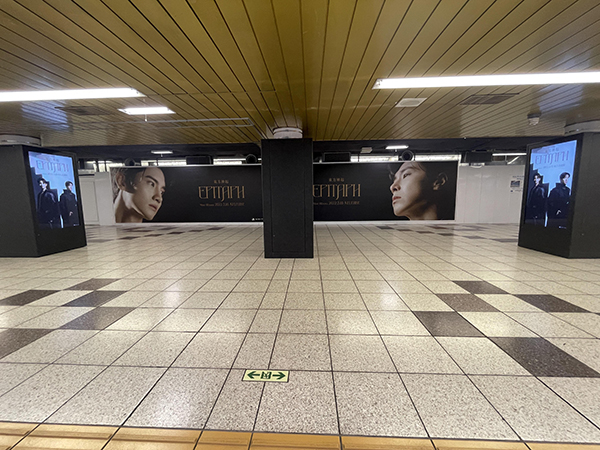 東方神起、ミニアルバム「Epitaph」の特大ボードが東京メトロ新宿駅に出現