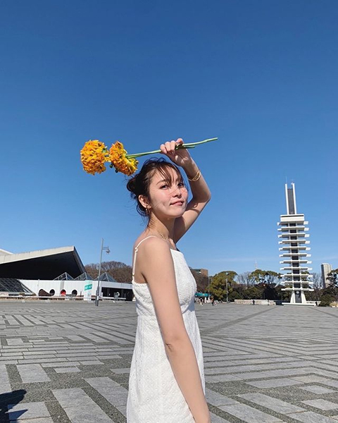 石川恋、真冬に撮影した真夏ファッションのオフショットを公開