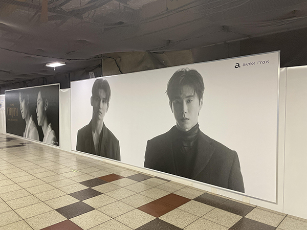 東方神起、ミニアルバム「Epitaph」の特大ボードが東京メトロ新宿駅に出現