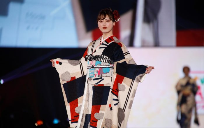 井手上漠が振袖姿で「関コレ 2022 S/S」ランウェイを彩る＜EXIA Presents KANSAI COLLECTION 2022 SPRING＆SUMMER＞