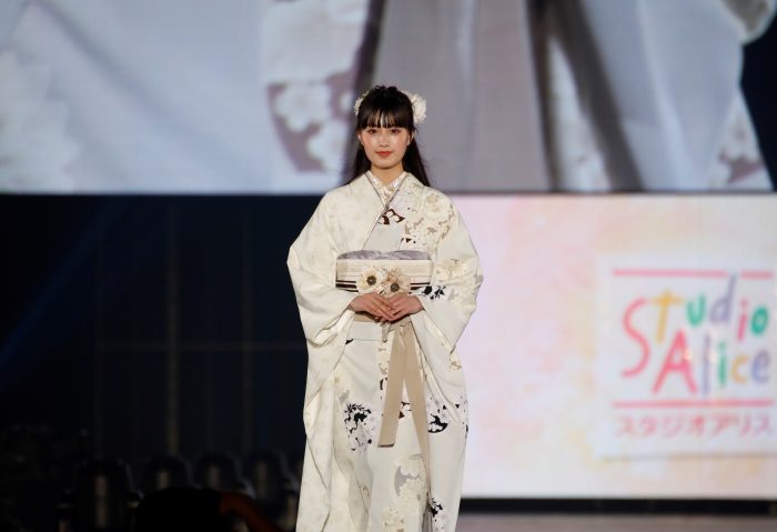 鶴嶋乃愛が振袖姿で「関コレ 2022 S/S」ランウェイを彩る＜EXIA Presents KANSAI COLLECTION 2022 SPRING＆SUMMER＞