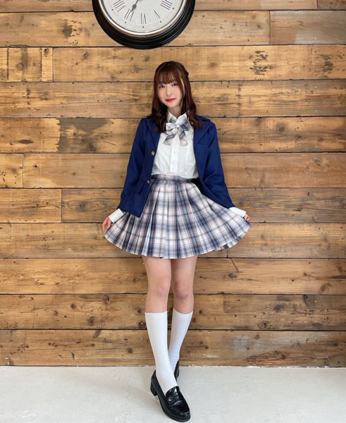 我妻ゆりかの制服ポートレートに「破壊力抜群の可愛さ」、「付き合ってください」と大反響！！