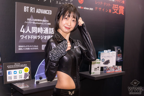 月野えみり、腰回りが開けたセクシー衣装で美くびれ披露！＜東京モーターサイクルショー2022＞