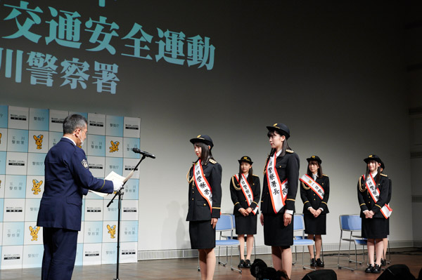 超ときめき♡宣伝部が一日警察署長に！『前みて右みて左みて』をパフォーマンス