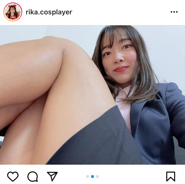 コスプレイヤー・藍沢梨夏、見えそうで見えないスーツ姿でセクシーポーズ