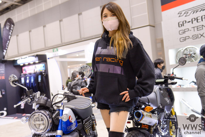 森美咲、ショートパンツ×ロングブーツで魅せる『絶対領域』披露！＜東京モーターサイクルショー2022＞