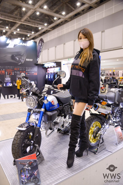 森美咲、ショートパンツ×ロングブーツで魅せる『絶対領域』披露！＜東京モーターサイクルショー2022＞