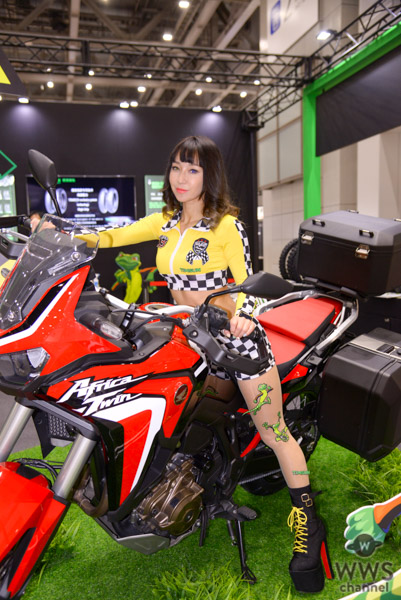 ERI、お腹チラ見せ＆ミニ丈衣装で美脚披露＜東京モーターサイクルショー2022＞