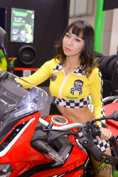 ERI、お腹チラ見せ＆ミニ丈衣装で美脚披露＜東京モーターサイクルショー2022＞