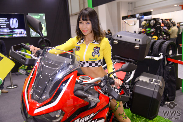 ERI、お腹チラ見せ＆ミニ丈衣装で美脚披露＜東京モーターサイクルショー2022＞