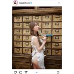 堀尾実咲、魅惑の水着エプロンで美尻チラリ