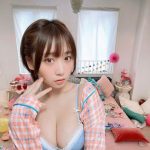 伊織もえ、美麗デコルテ＆ふっくらバストで魅了する脱ぎかけショット披露