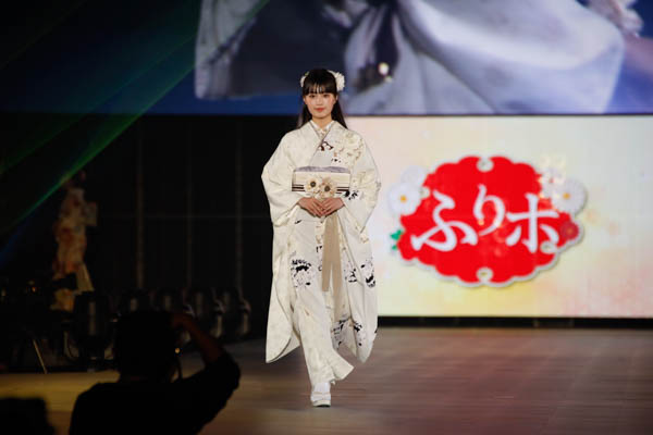 鶴嶋乃愛が振袖姿で「関コレ 2022 S/S」ランウェイを彩る＜EXIA Presents KANSAI COLLECTION 2022 SPRING＆SUMMER＞