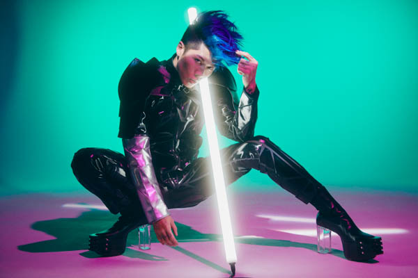 MIYAVI、新曲『Strike It Out』ジャケット＆アーティスト写真公開