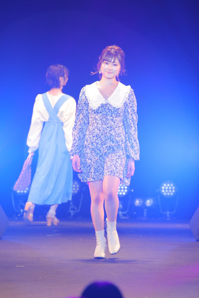 熊谷真里、花柄ミニ丈ワンピースで美脚披露！＜超超十代2022＞