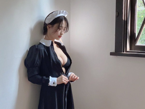 澄田綾乃、メイド風水着自撮りで届ける透明肌