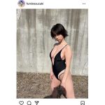 鈴木ふみ奈、鋭い眼差しとともに横乳ライン見せつけ！