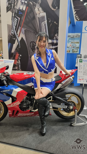 NANA、お腹見せのセクシー衣装で腹筋美ボディ披露! ＜東京モーターサイクルショー2022＞