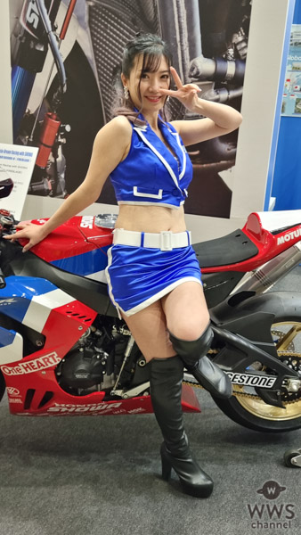 NANA、お腹見せのセクシー衣装で腹筋美ボディ披露! ＜東京モーターサイクルショー2022＞