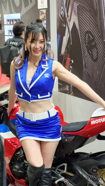 NANA、お腹見せのセクシー衣装で腹筋美ボディ披露! ＜東京モーターサイクルショー2022＞