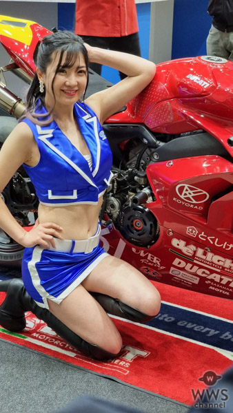 NANA、お腹見せのセクシー衣装で腹筋美ボディ披露! ＜東京モーターサイクルショー2022＞