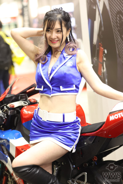 NANA、お腹見せのセクシー衣装で腹筋美ボディ披露! ＜東京モーターサイクルショー2022＞