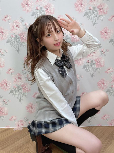 竹内星菜、まるで2次元なハーフツイン×超ミニ丈制服コスプレで魅了！