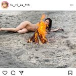 フミカ、焚き火越しの妖艶美ボディに釘付け！