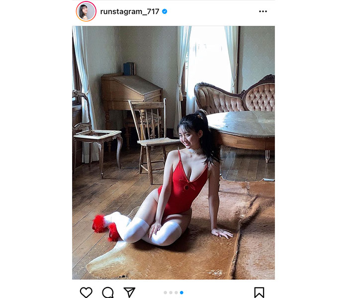 豊田ルナ、赤ワンピース水着に映える透明ボディにうっとり！「癒される〜」