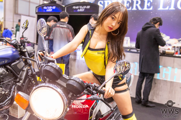 宇都宮茜、バイクで魅せる美脚に視線釘付け！＜東京モーターサイクルショー2022＞