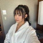 吉澤遥奈、ガウンの下が気になる自撮りショット公開