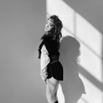 谷まりあが超ミニ丈ショーパンのクローズアップを公開！美脚全開にファン大絶賛