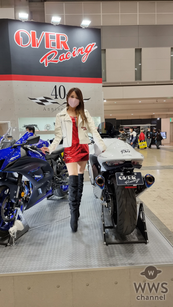 華麗なコンパニオンが美脚アピールの衣装で２日目を盛り上げる！＜東京モーターサイクルショー2022＞