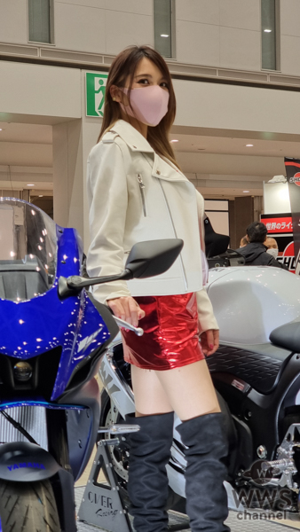 華麗なコンパニオンが美脚アピールの衣装で２日目を盛り上げる！＜東京モーターサイクルショー2022＞