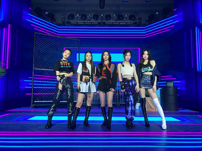 TWICEの妹分グループ・ITZY、美脚あらわなクールな衣装でパワフルなダンス披露！ 初の日本オリジナルシングル発売日にリリース記念オンラインイベントを実施！