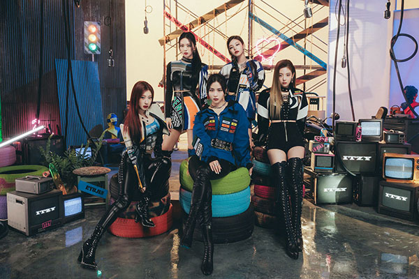 TWICEの妹分グループ・ITZY、美脚あらわなクールな衣装でパワフルなダンス披露！ 初の日本オリジナルシングル発売日にリリース記念オンラインイベントを実施！