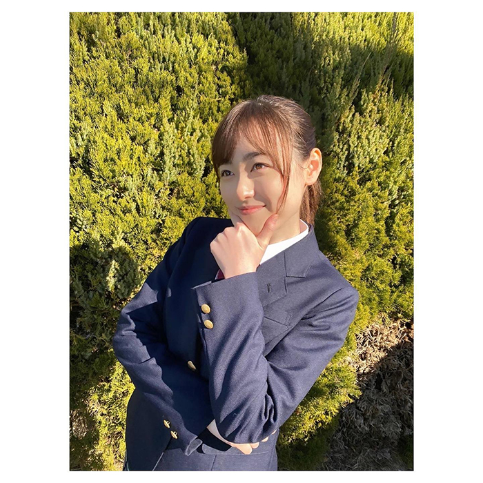 ドラマ『正直不動産』福原遥、ソワソワ？可愛すぎる制服姿のオフショット公開