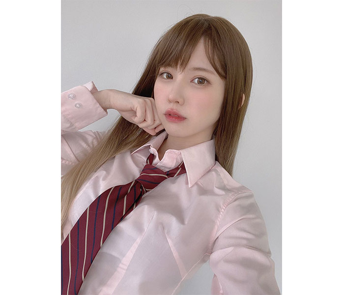 えなこ、上から目線の茶髪×制服コスプレにファン歓喜