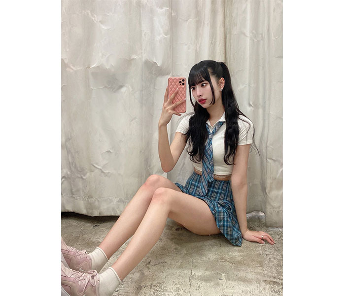 藤川らるむ「こうゆうのが好きって聞いたんですけど・・・」、制服美脚ショットに歓喜の声