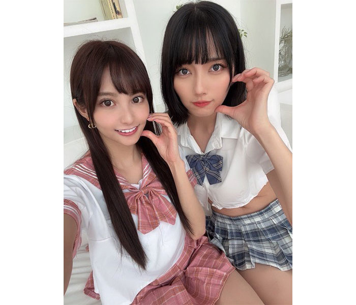 花咲れあ＆夏目まどか、ミニ丈制服でコラボ2ショットで美脚全開！