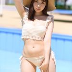 【写真特集 10枚】コスプレイヤー・イズ氏、夏の太陽を反射する透明肌に熱視線！＜近代麻雀水着祭2022＞