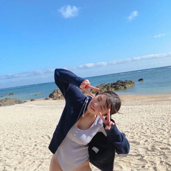 菊池姫奈、メリハリ美ボディに釘付けにされる水着オフショット公開！