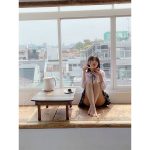 菊地姫奈、美脚のアングルが絶妙な制服オフショット公開！