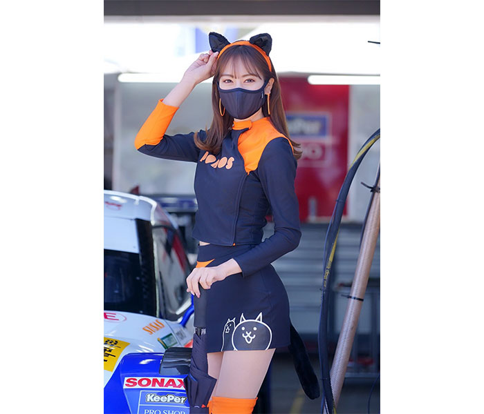 レースクイーン・美月千佳、猫耳コスチュームで太ももチラリ