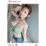 桃月なしこ、キャミソール姿で美谷間披露！