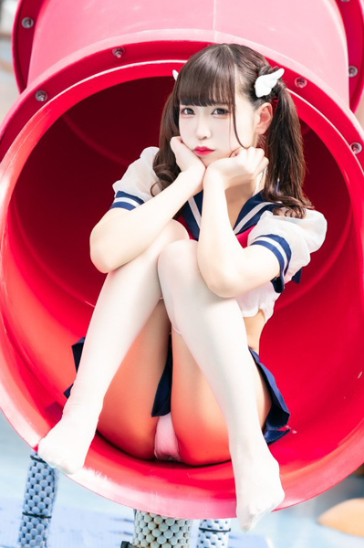 中村栞菜「やっぱ見たいんじゃん」、セーラー服で魅せる『えちえち』チラリズム